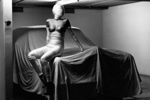 Helmut Newton - In my garage, Monte Carlo 1986, copyright Helmut Newton Estate
