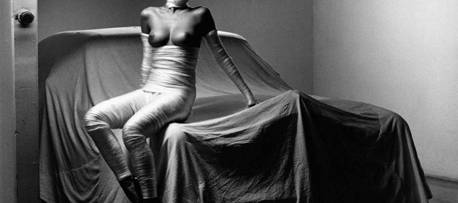 Helmut Newton - In my garage, Monte Carlo 1986, copyright Helmut Newton Estate